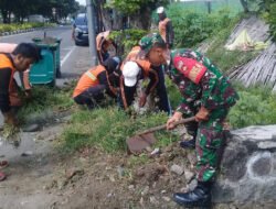 Peduli Kebersihan, Babinsa Keprabon Ajak Warga Kerja Bakti Bersihkan Lingkungan Sekitar