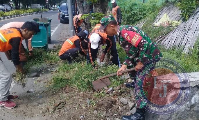 Peduli Kebersihan, Babinsa Keprabon Ajak Warga Kerja Bakti Bersihkan Lingkungan Sekitar