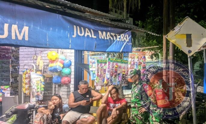 Melalui Patroli Malam, Babinsa Mengajak Warga Wujudkan Wilayah Yang Aman