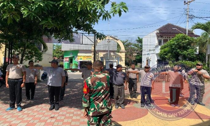 Mantapkan Sikap, Mental & Disiplin Anggota Linmas, Babinsa Sumber Berikan Pelatihan PBB