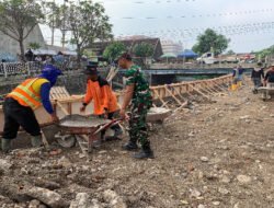 Kompak..!! TNI Bersama Warga Terus Genjot Pengerjaan Pembangunan Talud Beton Bertulang Dalam TMMD Sengkuyung Tahap II di Kelurahan Mojosongo
