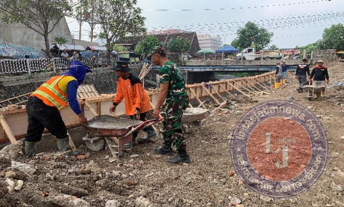 Kompak..!! TNI Bersama Warga Terus Genjot Pengerjaan Pembangunan Talud Beton Bertulang Dalam TMMD Sengkuyung Tahap II di Kelurahan Mojosongo