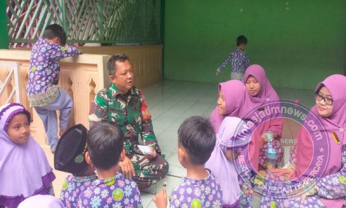 Sambangi TK Al-Islam Babinsa Koramil 03/Serengan Berikan Motivasi Dan Kenalkan Profesi TNI