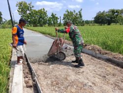 Jalan Sawah Dibangun Gotong Royong, Babinsa dan Warga Putat Kompak Dukung Ketahanan Pangan