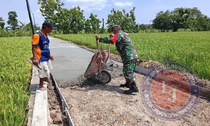 Jalan Sawah Dibangun Gotong Royong, Babinsa dan Warga Putat Kompak Dukung Ketahanan Pangan