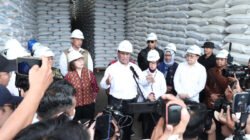 Dukung Asta Cita Ketahanan Pangan, Polres Gresik Kawal Kunjungan Mentan Tinjau Gudang Bulog