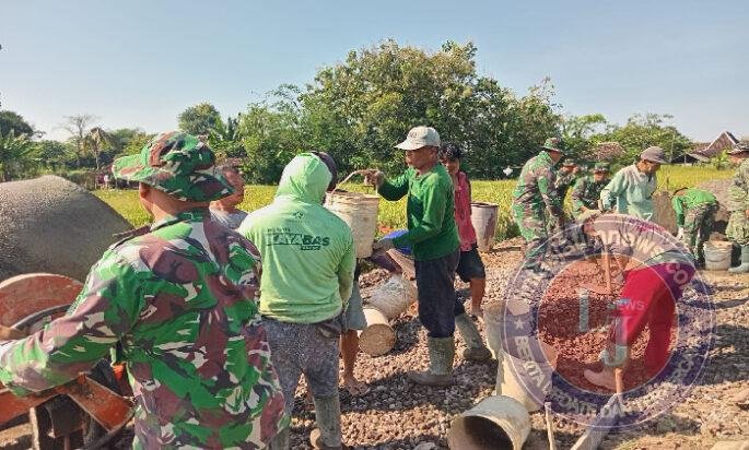 Libur Tanggal Merah Jadi Ajang Gotong Royong, Warga Kauman dan Satgas TMMD Kebut Pengecoran Jalan
