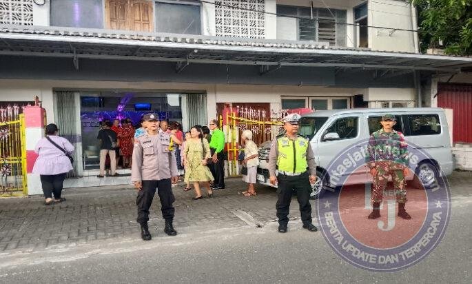 Hangatkan Suasana Kenaikan Isa Almasih, Babinsa Pandean Jaga Keamanan Jemaat di Caruban