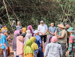 Momen Hangat di Lokasi Sumur Bor TMMD, Bupati, Danrem hingga Dansatgas Diserbu Warga untuk Berfoto