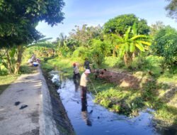 Jaga Kebersihan Lingkungan, Anggota Kodim Ponorogo Bersama Warga Kerja Bakti di Bantaran Sungai