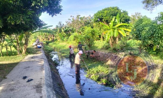 Jaga Kebersihan Lingkungan, Anggota Kodim Ponorogo Bersama Warga Kerja Bakti di Bantaran Sungai