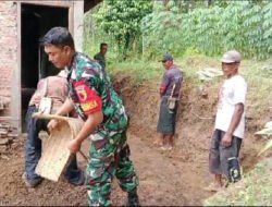 Pererat Kemanunggalan TNI Dengan Rakyat, Babinsa Koramil 0801/03 Arjosari Laksanakan Karya Bhakti
