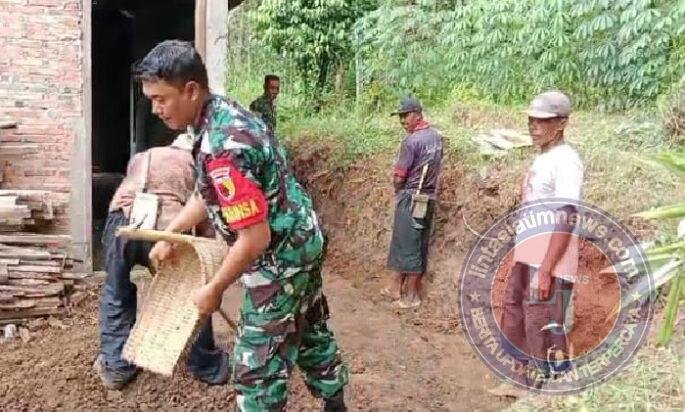 Pererat Kemanunggalan TNI Dengan Rakyat, Babinsa Koramil 0801/03 Arjosari Laksanakan Karya Bhakti