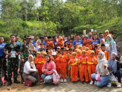 Bingkisan dari Siswa MI untuk Satgas