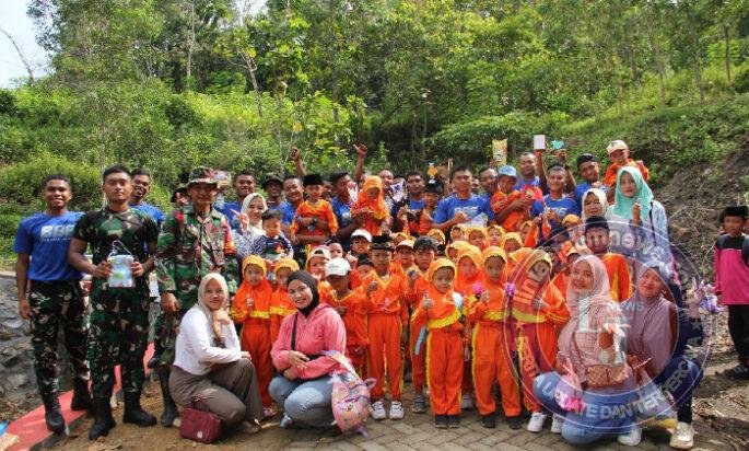 Bingkisan dari Siswa MI untuk Satgas