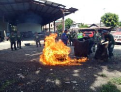 Minimalisir Musibah Kebakaran, Babinsa Kepatihan Wetan Bersama Dinas Damkar Berikan Meteri Penggunaan APAR Kepada Linmas