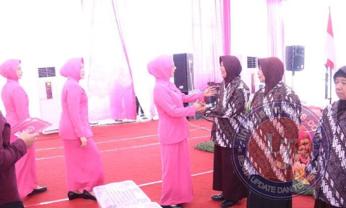 Ketua Bhayangkari Jatim Tinjau UMKM dan Serahkan Tali Asih di Polres Pasuruan