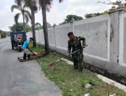 Peduli Kebersihan Lingkungan, Babinsa Banjarsari Pimpin Kerja Bhakti Bersihkan Sampah & Rumput Liar Diwilayah Binaan