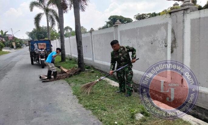 Peduli Kebersihan Lingkungan, Babinsa Banjarsari Pimpin Kerja Bhakti Bersihkan Sampah & Rumput Liar Diwilayah Binaan