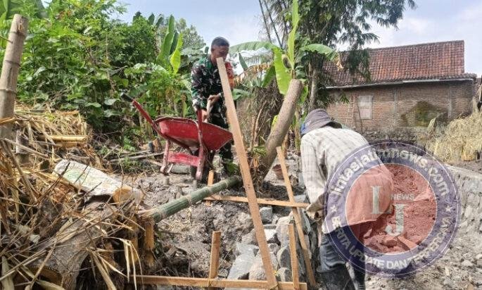 Demi Keselamatan Lingkungan, Babinsa dan Warga Luworo Kompak Bangun Talud