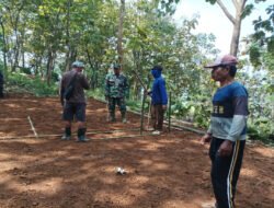 Ikut Bangun Lapangan Voli, Upaya Babinsa Kodim Ponorogo Dukung Fasilitas Olahraga