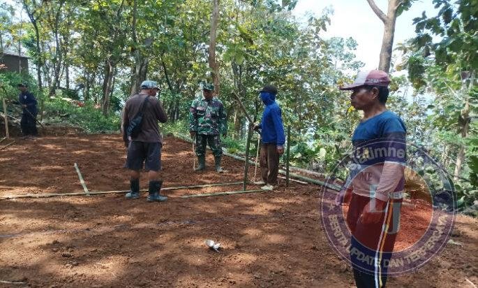 Ikut Bangun Lapangan Voli, Upaya Babinsa Kodim Ponorogo Dukung Fasilitas Olahraga