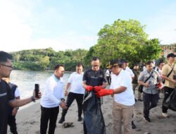 Dukung Indonesia ASRI, Bima Arya Bersama ASN dan Praja IPDN NTB Gelar Gerakan Bersih Pantai