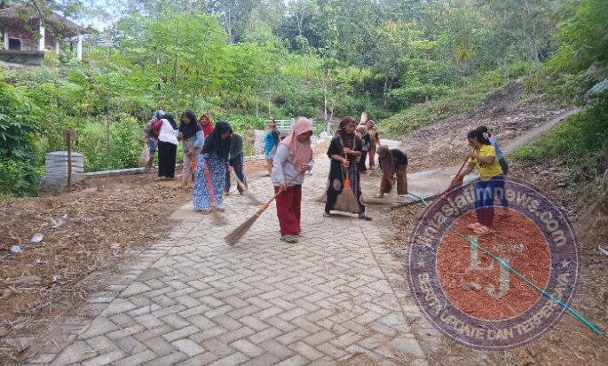 Bersih-Bersih Jalanan Jelang Penutupan
