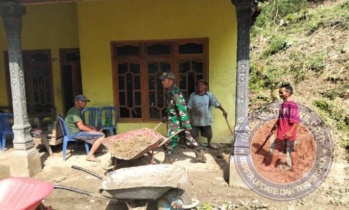 Bencana Tanah Longsor Timpa Rumah Warga, Anggota Kodim Ponorogo Gerak Cepat Kerja Bakti