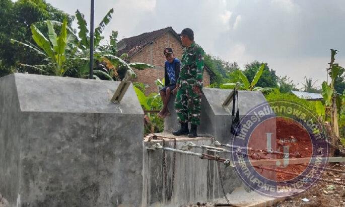Gotong Royong Bangun Jembatan Merah Putih, TNI dan Warga Gunung Kancil Wujudkan Impian lama