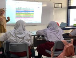 Siswa Tunarungu Pelajari Bahasa Isyarat, Mahasiswa PENS Kembangkan Inovasi Pembelajaran Berbasis Kecerdasan Buatan 
