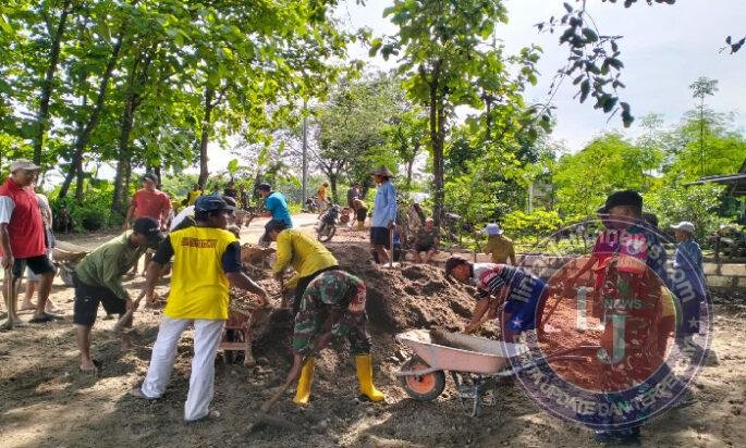 Babinsa dan Masyarakat Wonoasri Gotong Royong Perbaiki Jalan Rusak