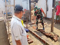 Di Tengah Keterbatasan, Rumah Pak Sugito Diperbaiki Lewat Gotong Royong Babinsa dan Warga