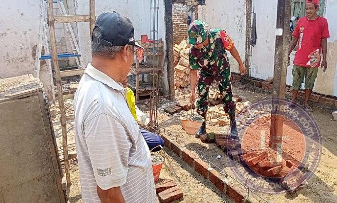 Di Tengah Keterbatasan, Rumah Pak Sugito Diperbaiki Lewat Gotong Royong Babinsa dan Warga