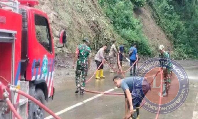 Longsoran Tanah Menutup Jalan, TNI – Polri dan Unsur Terkait Bersinergi Kerja Bakti