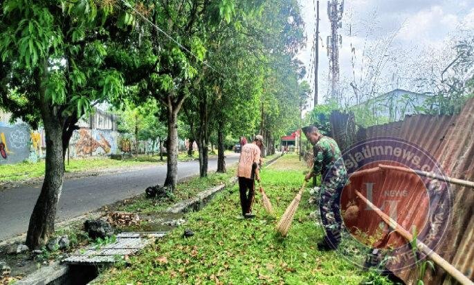 Pelopori Kebersihan Lingkungan,Babinsa Manahan Bersama Warga Gotong Royong Bersihkan Rumput Liar