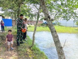 Bangun Ketahanan Pangan Warga, Babinsa Pule Ajak Warga Budidaya Ikan Patin.