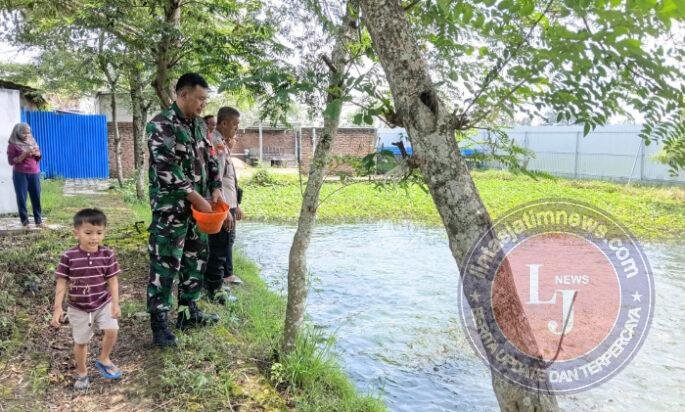 Bangun Ketahanan Pangan Warga, Babinsa Pule Ajak Warga Budidaya Ikan Patin.