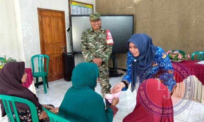 Warga Mendak Terima BLT Dana Desa, Babinsa Hadir Pastikan Penyaluran Tepat Sasaran.