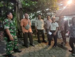 Pastikan Wilayah Aman, Piket Koramil 04/Jebres Berkolaborasi Dengan Linmas Aktif Laksanakan Patroli Malam
