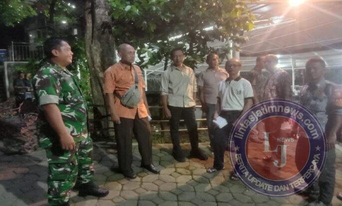 Pastikan Wilayah Aman, Piket Koramil 04/Jebres Berkolaborasi Dengan Linmas Aktif Laksanakan Patroli Malam