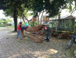 Anggota Kodim Ponorogo Ikut Gotong Royong Bongkar Rumah Warga
