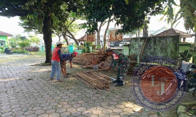 Anggota Kodim Ponorogo Ikut Gotong Royong Bongkar Rumah Warga