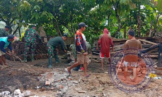 Gotong Royong TNI dan Warga Warnai Renovasi Rumah Mbah Giyem di Trenggalek