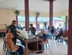 Babinsa Dampingi Transparansi, Kawal Penyaluran Bansos Beras dan Minyak Untuk 585 KK
