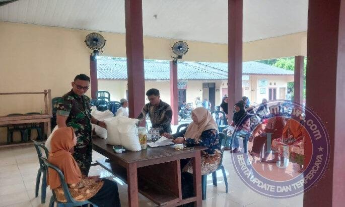 Babinsa Dampingi Transparansi, Kawal Penyaluran Bansos Beras dan Minyak Untuk 585 KK
