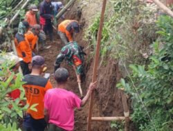 Semangat Gotong Royong, Babinsa Koramil Selo Turun Tangan Bangun Talud Penahan Longsor
