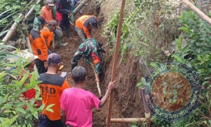 Semangat Gotong Royong, Babinsa Koramil Selo Turun Tangan Bangun Talud Penahan Longsor