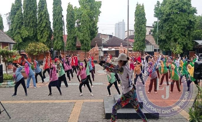 Babinsa Joyotakan Laksanakan Senam Bersama GERMAS di Taman Cerdas Joyotakan
