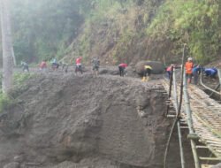 Bencana Tanah Longsor dan Banjir, TNI – Polri dan Masyarakat Bangun Jembatan Darurat